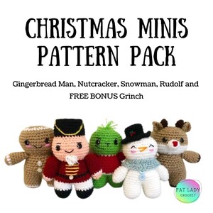 Könnte beinhalten: Häkelmuster-Paket mit fünf Weihnachtsfiguren: Lebkuchenmann, Nussknacker, Schneemann, Rudolph und Grinch. Die Figuren sind alle klein und süß, mit leuchtenden Farben und freundlichen Gesichtern. Das Musterpaket trägt den Titel "Christmas Minis Pattern Pack" und enthält ein kostenloses Bonus-Grinch-Muster.