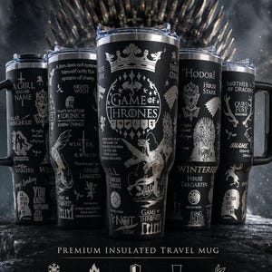 Pu&ograve; includere: Tazze da viaggio isolate nere con disegni argentati a tema Game of Thrones. Ogni tazza presenta citazioni, simboli delle casate e nomi dei personaggi. Le tazze sono progettate con un manico e un coperchio. &Egrave; visibile anche il testo "Winter is Coming".