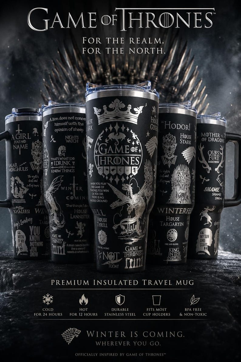 Pu&ograve; includere: Tazze da viaggio isolate nere con disegni argentati a tema Game of Thrones. Ogni tazza presenta citazioni, simboli delle casate e nomi dei personaggi. Le tazze sono progettate con un manico e un coperchio. &Egrave; visibile anche il testo "Winter is Coming".