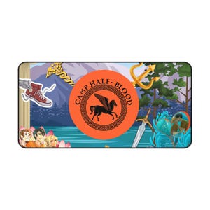 Könnte beinhalten: Rechteckiges Mauspad mit einem lebendigen Design. Es zeigt einen orangefarbenen Kreis mit einem schwarzen geflügelten Pferd und dem Text "CAMP HALF-BLOOD". Das Design umfasst einen roten Schuh mit Flügeln, einen goldenen Dreizack und andere thematische Grafiken.
