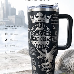 Pu&ograve; includere: Tazza da viaggio isolante nera con il logo Game of Thrones e varie citazioni e immagini. Progettata per mantenere le bevande fredde per 24 ore e calde per 12 ore. Con manico e coperchio neri.