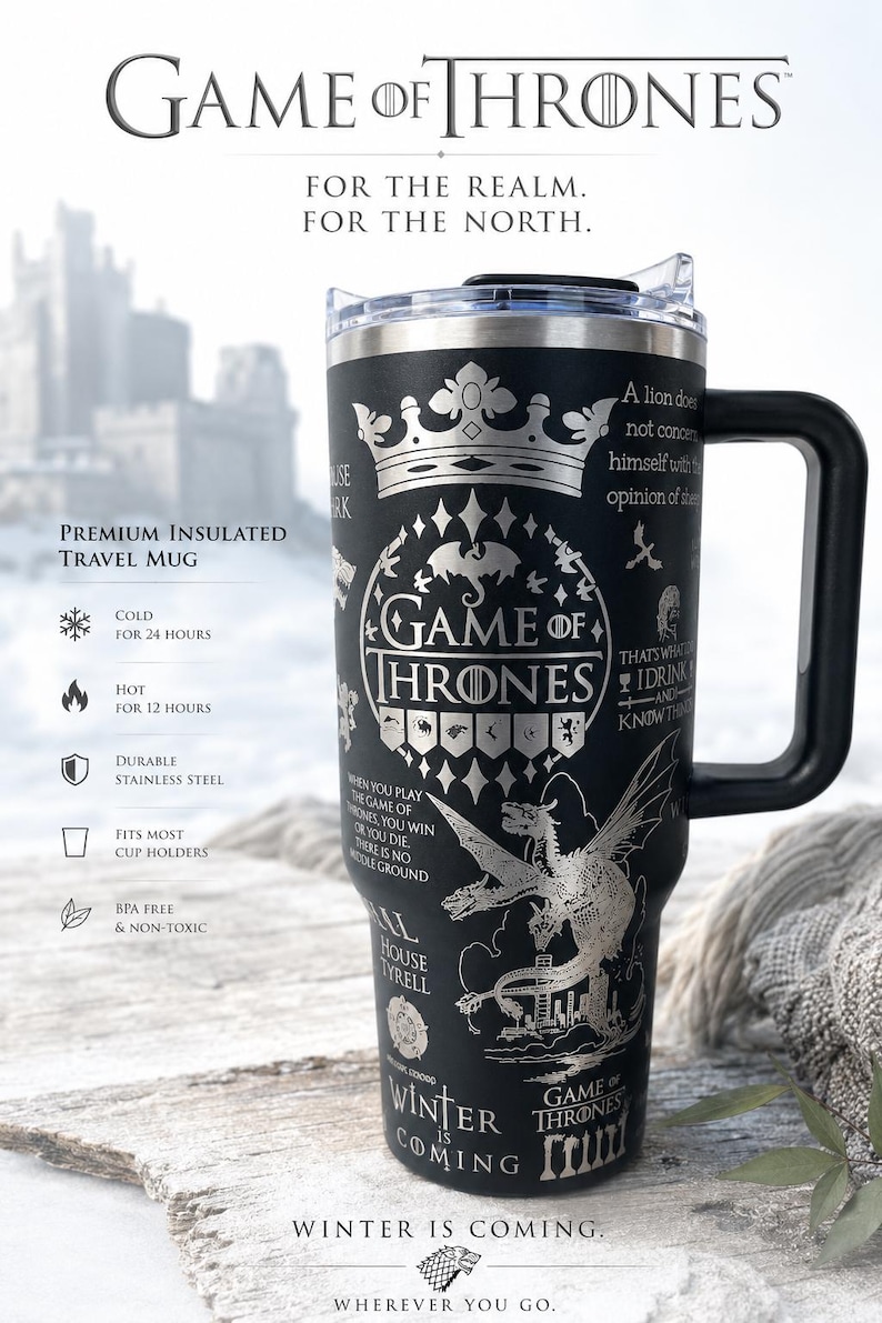 Pu&ograve; includere: Tazza da viaggio isolante nera con il logo Game of Thrones e varie citazioni e immagini. Progettata per mantenere le bevande fredde per 24 ore e calde per 12 ore. Con manico e coperchio neri.