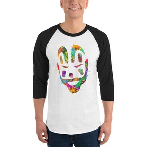 Könnte beinhalten: Ein weißes Baseball-T-Shirt mit schwarzen Ärmeln. Das Shirt zeigt ein farbenfrohes Aquarell-Design eines lächelnden Gesichts mit einer Krone.