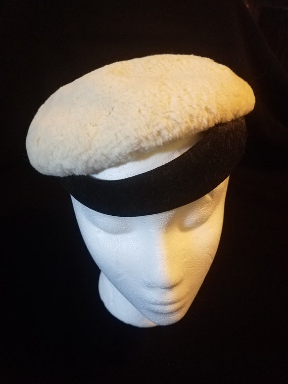 Vintage Women's White Faux Fur Beret hat with Bla… - image 1