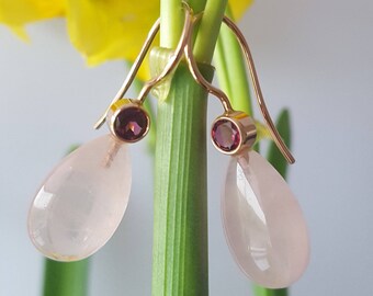 Rose gold earrings with rose quartz and rhodolite | handmade jewelry by Cobaja