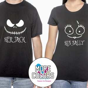 K&ouml;nnte beinhalten: Zwei schwarze T-Shirts mit wei&szlig;en Grafikdesigns. Das Shirt auf der linken Seite hat eine wei&szlig;e Umrandung von Jack Skellingtons Gesicht und den Text "HER JACK". Das Shirt auf der rechten Seite hat eine wei&szlig;e Umrandung von Sallys Gesicht und den Text "HIS SALLY".