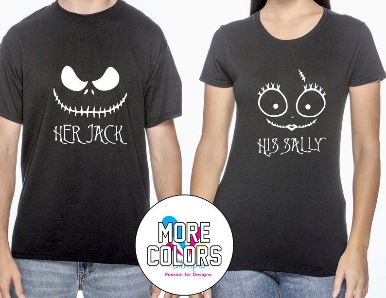 K&ouml;nnte beinhalten: Zwei schwarze T-Shirts mit wei&szlig;en Grafikdesigns. Das Shirt auf der linken Seite hat eine wei&szlig;e Umrandung von Jack Skellingtons Gesicht und den Text "HER JACK". Das Shirt auf der rechten Seite hat eine wei&szlig;e Umrandung von Sallys Gesicht und den Text "HIS SALLY".