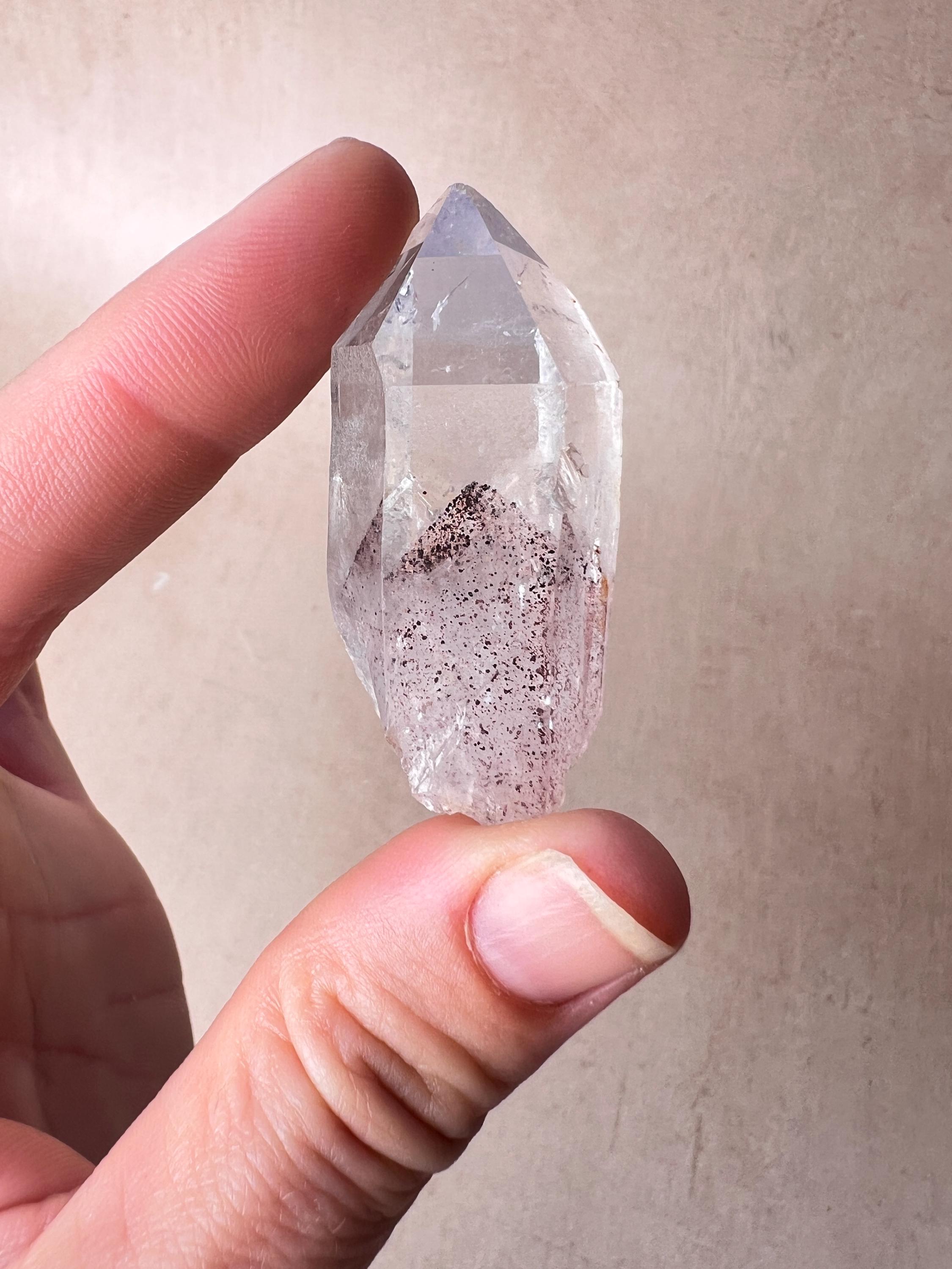 Cristallo fantasma del tramonto: ematite grezza con quarzo proveniente dall'India