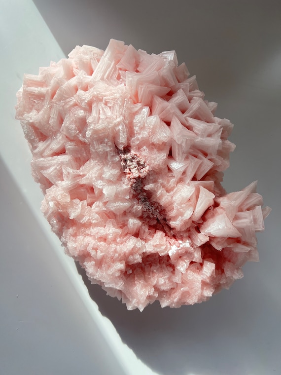Un Pedazo De Piedra De Cristal De Sal Rosa Himalaya. Sal Halita O Roca  Aislada Sobre Fondo Blanco. Foto de archivo - Imagen de rosa, objeto:  215651032