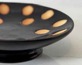 Plato decorativo de cerámica marrón con manchas
