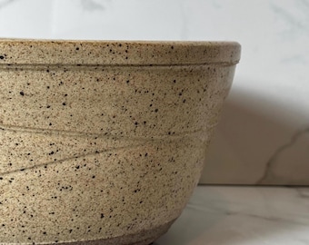 Tigela de servir em cerâmica vintage de estúdio com detalhes salpicados