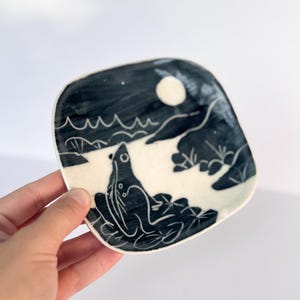 Vintage Hand-Painted Frog Jewelry Dish: Ceramic Organizer
