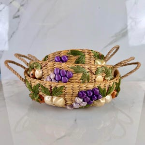 Vintage Set Nesting Runde gewebte Raffia Kasserolle Servierkörbe mit Obst | Jute gefüttert | Pyrex Halter | Tabletts
