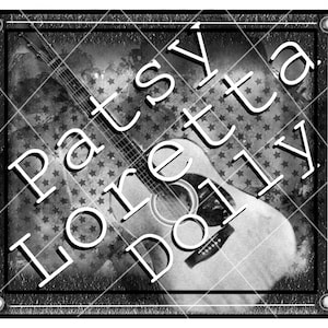 Puede incluir: Imagen en blanco y negro que presenta una guitarra acústica con el texto "Patsy Loretta Dolly" en blanco. El fondo tiene un patrón de estrellas. La imagen está enmarcada con un borde oscuro y elementos decorativos en las esquinas.