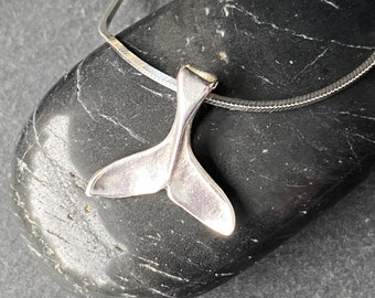 Collar con forma de cola de ballena de plata de ley, collar con colgante de aleta caudal de ballena de plata, joyería con temática marina, regalo de ánimo para ella.