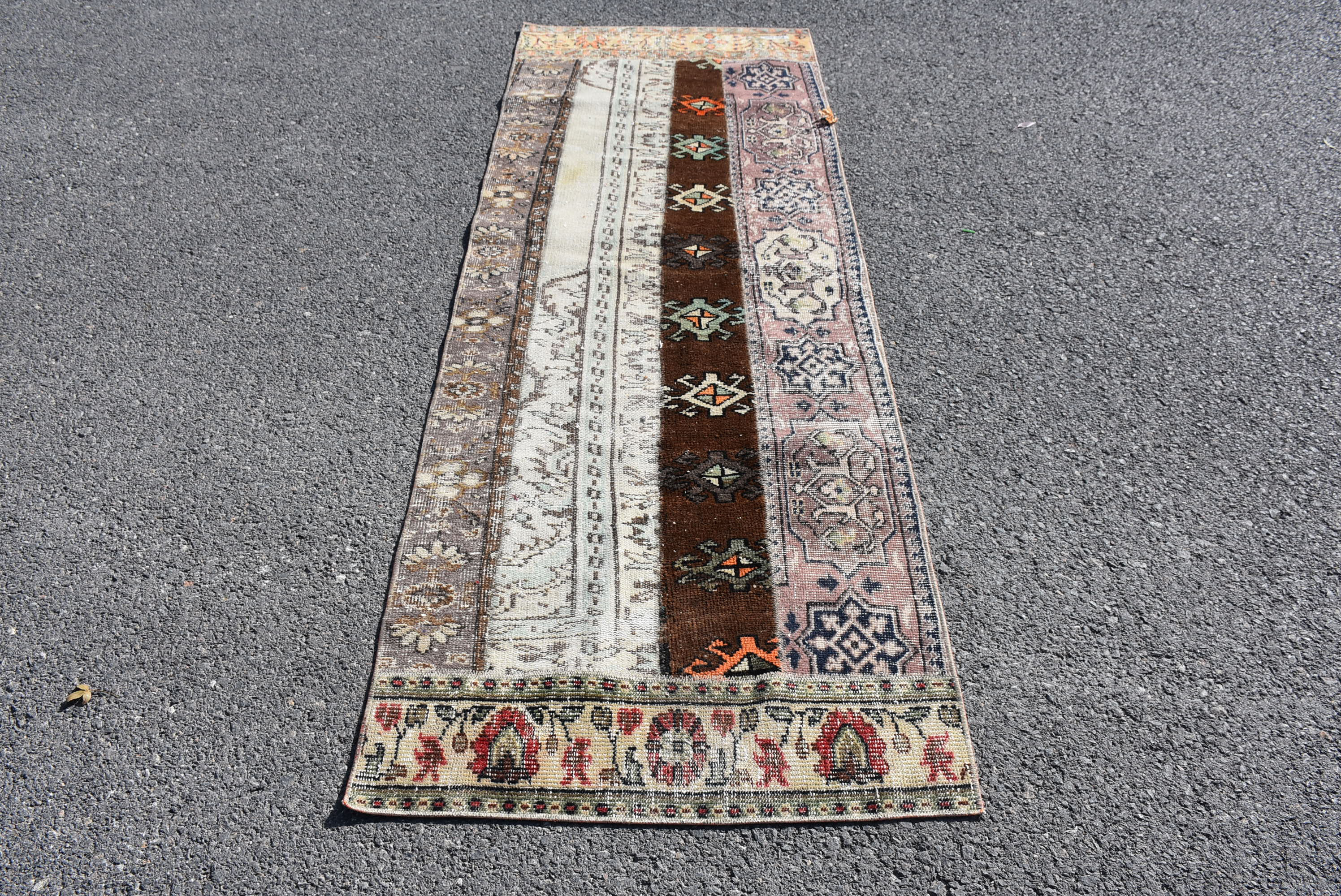 ブラウンのランナーラグ、トルコのヴィンテージラグ、手作りの廊下用