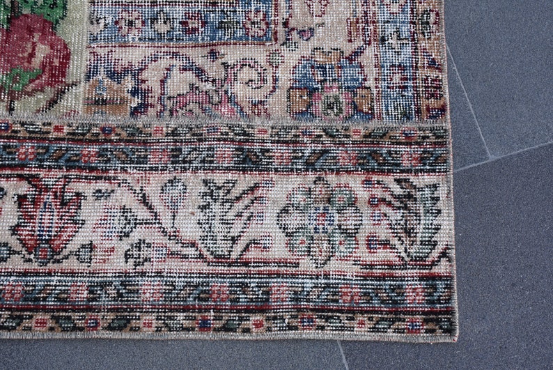 Puede incluir: Primer plano de una alfombra vintage con un patr&oacute;n floral en tonos rojos, azules y verdes. La alfombra tiene un borde con flecos y est&aacute; hecha de tejido tejido.