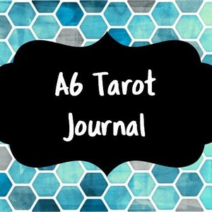 Może przedstawiać: Czarna etykieta z białym tekstem, który brzmi "A6 Tarot Journal", na tle niebieskich i szarych sześciokątów akwarelowych.