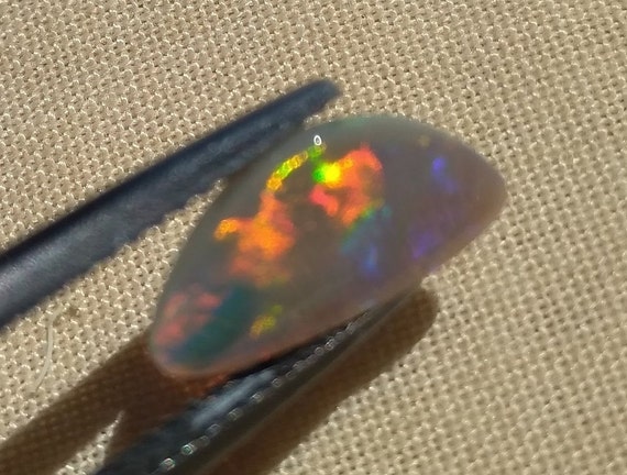 Opale Brute Cristal Violette Lightning Ridge – 3,1 Carats, Australie