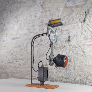 Lámpara vintage con piezas de bicicleta: lámpara de escritorio industrial reciclada con interruptor retro