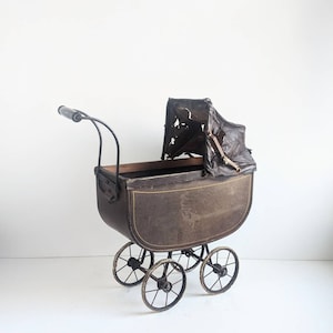 Old fashioned best sale dolls pram