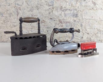 Juego de 3 planchas antiguas vintage para decoración industrial del hogar o como accesorio de exhibición.