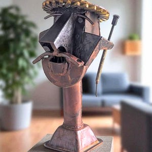 再生素材で作られた金属彫刻「ドン・キホーテ」、ユニークな芸術