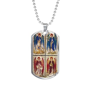 Op de afbeelding: Een zilverkleurige dogtag-hangerketting met een kogelketting. De hanger toont vier afbeeldingen in glas-in-loodstijl van engelen in blauwe en rode gewaden. De tekst "ST. MICHAEL" en "ST. GABRIEL" is zichtbaar.