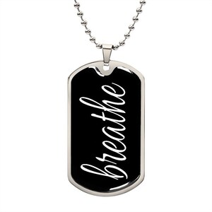 Collar con colgante militar con placa de identificación Breathe, regalo con cita inspiradora, cita motivacional, colgante con palabra inspiradora, joyería inspiradora