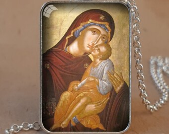 Puede incluir: Collar con colgante de bisel plateado antiguo con un icono religioso de María y el niño Jesús. El colgante rectangular muestra una pintura detallada con tonos dorados, rojos y azules. El collar tiene una cadena y un cierre plateados. El texto "Christian Pendants" es visible.