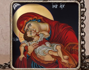 Puede incluir: Collar con colgante de bronce antiguo con un icono religioso de una madre y un niño. El colgante cuadrado presenta una imagen detallada en rojo, dorado y negro. Disponible en bronce antiguo.