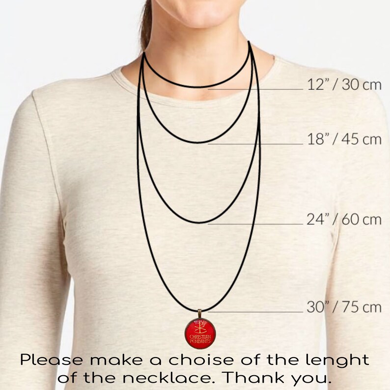 Puede incluir: Una mujer lleva un collar negro con un colgante rojo. La imagen muestra el collar en diferentes longitudes: 30 cm, 45 cm, 60 cm y 75 cm. El colgante tiene el texto "CHRISTIAN PENDANTS".