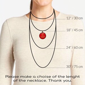Puede incluir: Un collar con colgante rojo con letras doradas que dicen "CHRISTIAN PENDANTS". El collar se muestra en cuatro longitudes diferentes: 30 cm, 45 cm, 60 cm y 75 cm. El texto "Please make a choice of the length of the necklace."