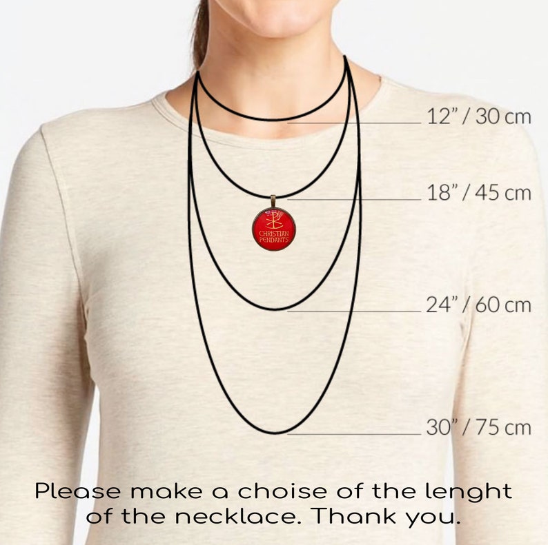 Puede incluir: Un collar con colgante rojo con letras doradas que dicen "CHRISTIAN PENDANTS". El collar se muestra en cuatro longitudes diferentes: 30 cm, 45 cm, 60 cm y 75 cm. El texto "Please make a choice of the length of the necklace."