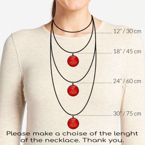 Puede incluir: Una mujer muestra un collar con un colgante rojo. El collar est&aacute; disponible en cuatro longitudes: 30 cm, 45 cm, 60 cm y 75 cm. El colgante lleva la inscripci&oacute;n "CHRISTIAN PENDANTS".