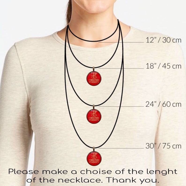 Puede incluir: Una mujer muestra un collar con un colgante rojo. El collar est&aacute; disponible en cuatro longitudes: 30 cm, 45 cm, 60 cm y 75 cm. El colgante lleva la inscripci&oacute;n "CHRISTIAN PENDANTS".