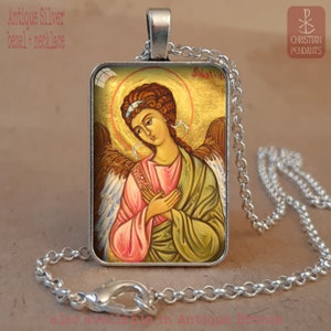 Puede incluir: Collar con colgante de bisel plateado antiguo con un icono religioso de un &aacute;ngel con halo dorado. El colgante rectangular muestra una pintura detallada en colores suaves, unido a una cadena plateada. El texto "Christian Pendants" es visible.