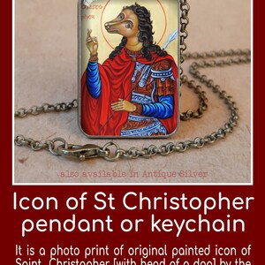 Puede incluir: Collar con colgante de bronce antiguo con un icono de San Crist&oacute;bal con cabeza de perro. El colgante rectangular est&aacute; bajo una c&uacute;pula de cristal y en una cadena. La imagen incluye el texto "Icono de San Crist&oacute;bal colgante o llavero".