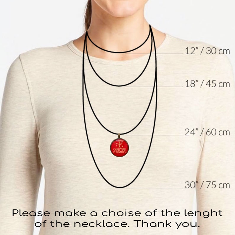 Puede incluir: Un collar con colgante rojo con un emblema dorado y el texto "CHRISTIAN PENDANTS". La imagen muestra el collar en diferentes longitudes: 30 cm, 45 cm, 60 cm y 75 cm. El texto pide elegir la longitud.