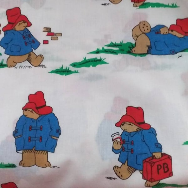 Tissu ours de Paddington - tissu vintage des années 1980. Joli tissu en coton mélangé immaculé. Bonnet d'ours Paddington en peluche et pièces de courtepointe.