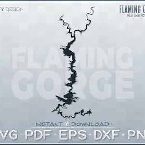 Puede incluir: Una ilustración digital en blanco y negro del contorno del embalse de Flaming Gorge en Utah. El texto "Flaming Gorge Reservoir" está en la parte superior de la imagen. El texto "Flaming Gorge" está escrito en letras grandes en el centro de la imagen. El texto "SVG PDF EPS DXF PNG" está en la parte inferior de la imagen.