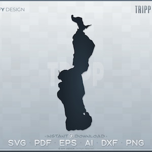 Puede incluir: Silueta en blanco y negro de Tripp Pond, un lago con forma de rectángulo largo y estrecho. La imagen está sobre un fondo gris claro con el texto "GFY DESIGN" y "TRIPP POND" en la parte superior. El texto "INSTANT DOWNLOAD" y "SVG PDF EPS AI DXF PNG" está en la parte inferior de la imagen.