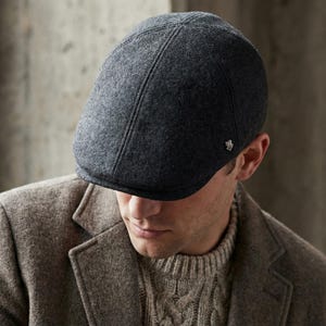 Platte pet met aangepaste tekst aan de zijkant, klassieke platte pet, minimaal gepersonaliseerde hoed voor lente herfst/winter