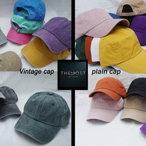 Op de afbeelding: Een verzameling vintage en effen baseballpetten in verschillende kleuren, waaronder blauw, groen, rood, paars, bruin en zwart. De petten zijn in twee rijen gerangschikt, met de vintage petten in de bovenste rij en de effen petten in de onderste rij. De tekst "Vintage cap" en "Plain cap" wordt onder de rijen petten weergegeven.