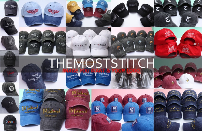 Op de afbeelding: Een verzameling van verschillende denim baseballcaps met verschillende geborduurde ontwerpen en logo's. De caps zijn in rijen op een witte achtergrond weergegeven. De tekst "THEMOSTSTITCH IMAGE YOU WANT & YOUR LOGO" wordt in het midden van de afbeelding weergegeven.