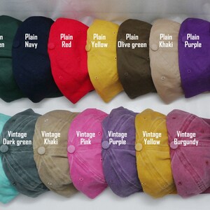 Op de afbeelding: Een verzameling van 24 baseballpetten in verschillende kleuren en stijlen, waaronder denimblauw, effen zwart, wit, groen, marineblauw, rood, geel, olijfgroen, kaki, paars, oranje, babyroze, vintage antraciet, marineblauw, blauw, zeeschuim, donkergroen, kaki, roze, paars, geel, bordeauxrood en grijs.