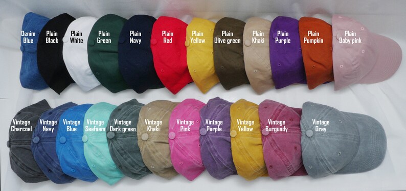 Op de afbeelding: Een verzameling van 24 baseballpetten in verschillende kleuren en stijlen, waaronder denimblauw, effen zwart, wit, groen, marineblauw, rood, geel, olijfgroen, kaki, paars, oranje, babyroze, vintage antraciet, marineblauw, blauw, zeeschuim, donkergroen, kaki, roze, paars, geel, bordeauxrood en grijs.