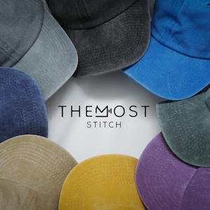 Puede incluir: Una colecci&oacute;n de gorras de b&eacute;isbol en varios colores, incluyendo azul, gris y amarillo, dispuestas en un patr&oacute;n circular. Las gorras tienen un aspecto desgastado y vintage. El texto "THE MOST STITCH" est&aacute; centrado en la imagen.