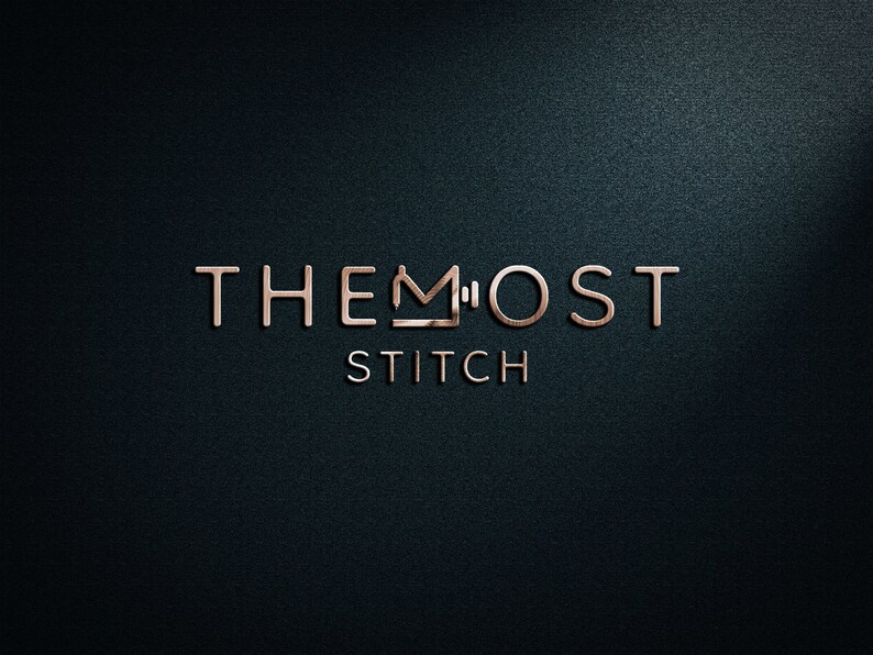Op de afbeelding: Een logo voor een bedrijf genaamd "The Most Stitch" met een gestileerd kroonpictogram in het midden van het woord "Most".