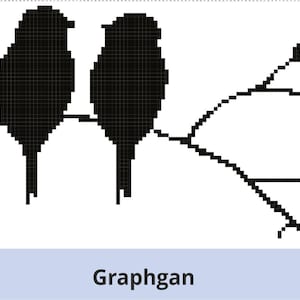 Op de afbeelding: Zwart-witte silhouet van twee vogels die op een tak zitten. De vogels kijken elkaar aan en hebben een eenvoudig, minimalistisch ontwerp.